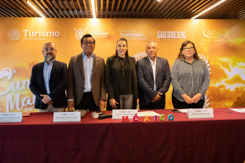 The Minister of Tourism of the Mexican Government, Josefina Rodríguez Zamora, and her counterpart from Guerrero, Simón Quiñonez Orozco, presented the Mariachi Summit and the official Guinness World Record certification to the professional divers of La Quebrada for the highest head dive in the world. Photo: Ministry of Tourism