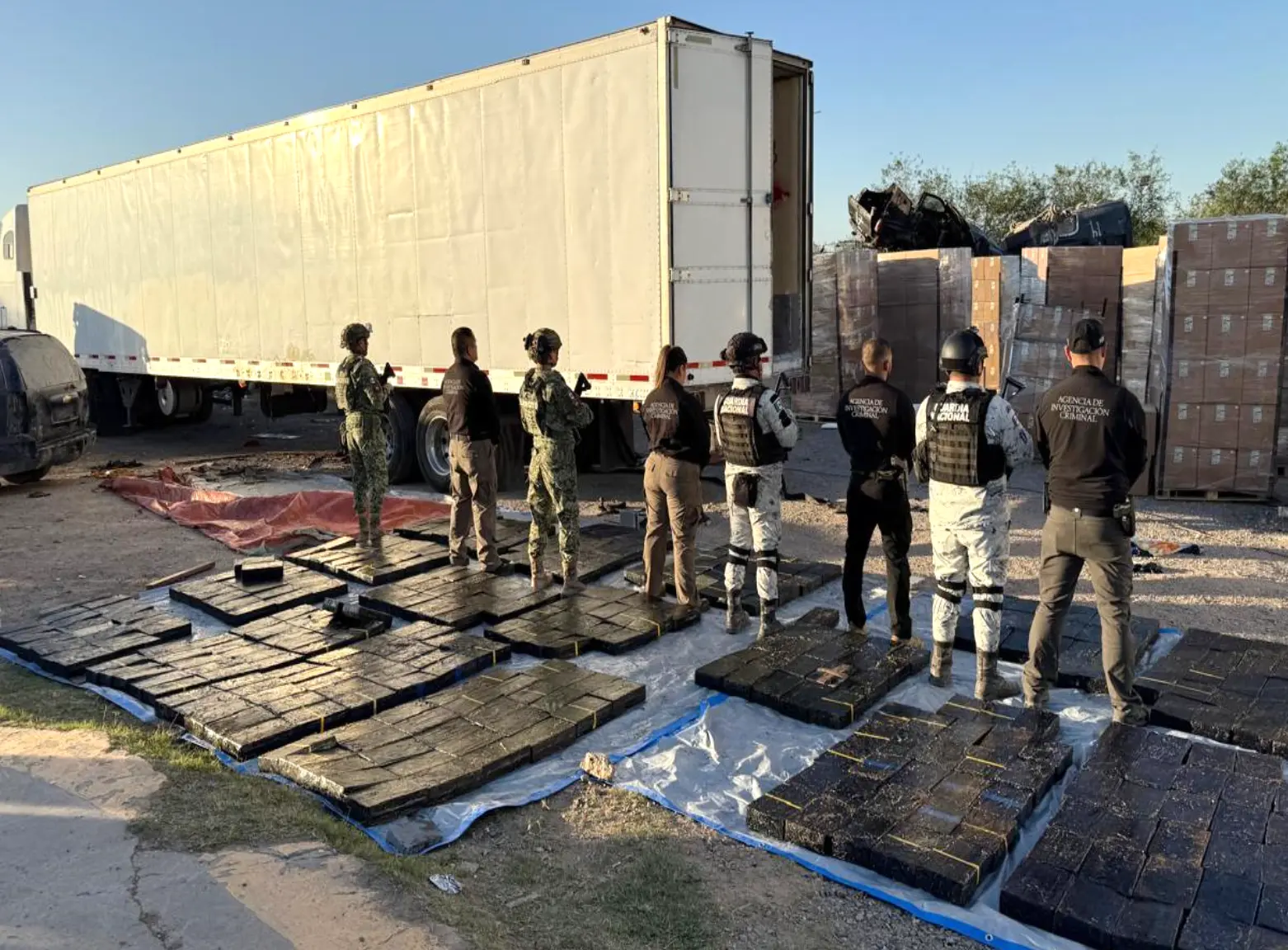 Two suspects were arrested in Tamaulipas while transporting 389 hidden packages of methamphetamine. Photo: Goverment of Mexico.