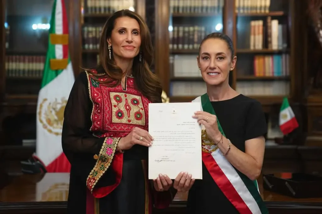 Nadya R. H. Rasheed, Ambassador of the State of Palestine, with the President of Mexico, Claudia Sheinbaum Pardo. Photo: Goverment of Mexico