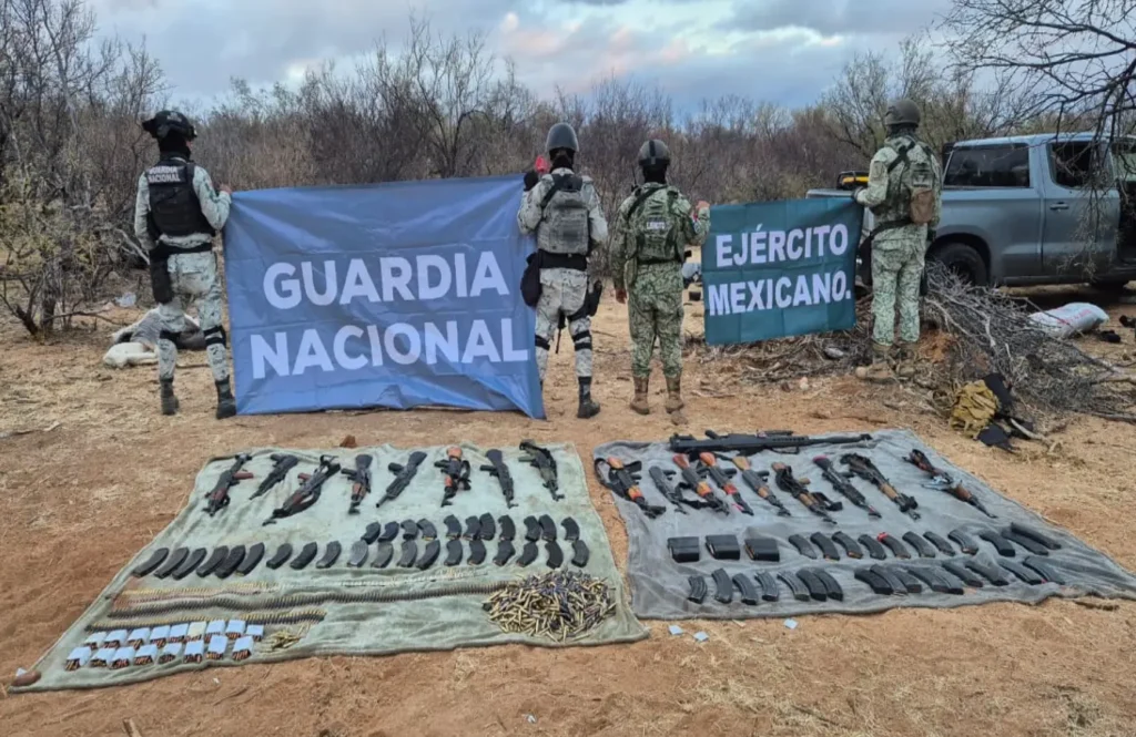 In Pitiquito, Sonora, three suspects were arrested and a Barrett rifle, 16 rifles, 60 magazines, cartridges, improvised explosive devices, three vehicles, and two ATVs were seized. Photo: Goverment of Mexico