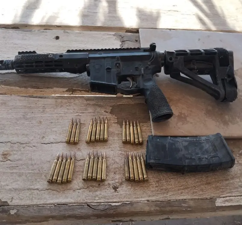 In Ciudad Juárez, four suspects were arrested and two rifles, two magazines, 57 cartridges, and a vehicle were seized. Photo: Government of Mexico