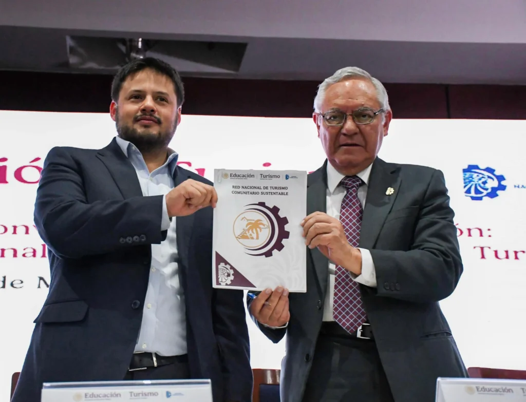 The General Director of TecNM, Ramón Jiménez López, and the Undersecretary of Tourism, Sebastián Ramírez Mendoza signed an agreement to implement sustainable community tourism. Photo: Ministry of Tourism