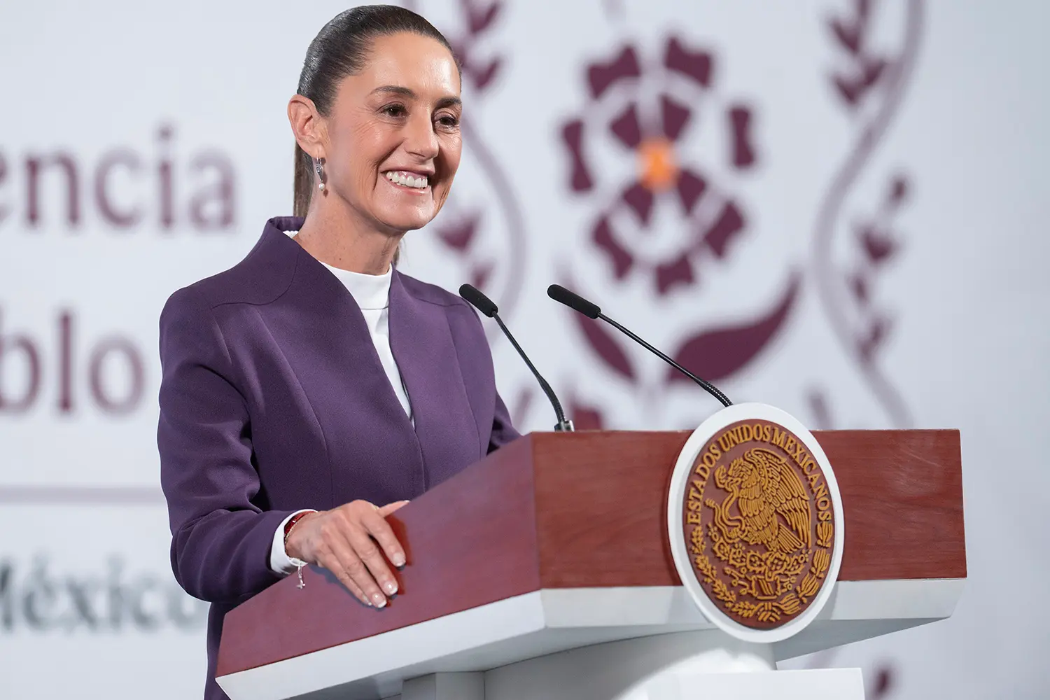 President Claudia Sheinbaum called on Mexican nationals living in the United States to write letters to the U.S. government, explaining the effects of the tariffs imposed by Donald Trump on Mexico. Photo: Saúl López Escorcia /Presidency