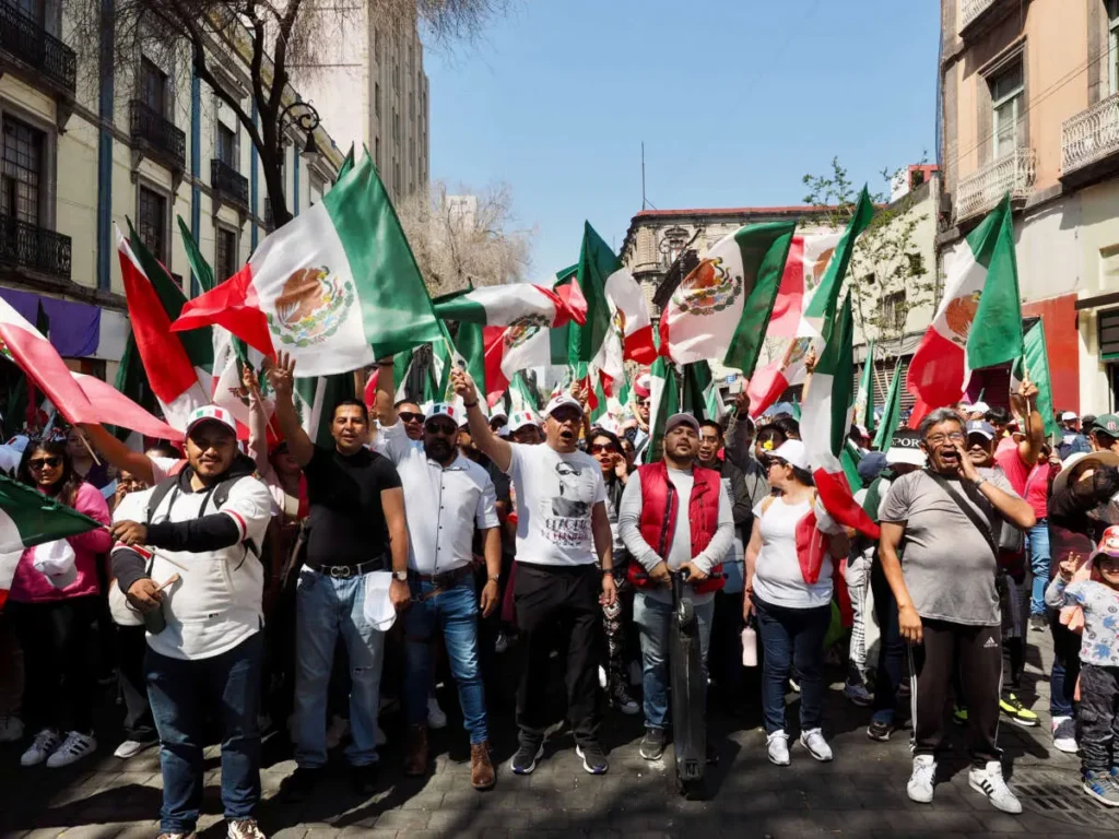Demonstrators wave the Mexican flag while marching on Avenida 5 de Mayo in Mexico City on March 9, 2025. Photo: José Luis Granados Ceja