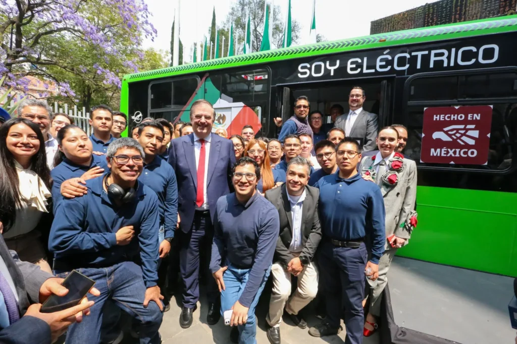 Taruk, the first 100% Mexican electric bus, unveiled. Photo: account X Secretariat of Economy of the Government of Mexico.
