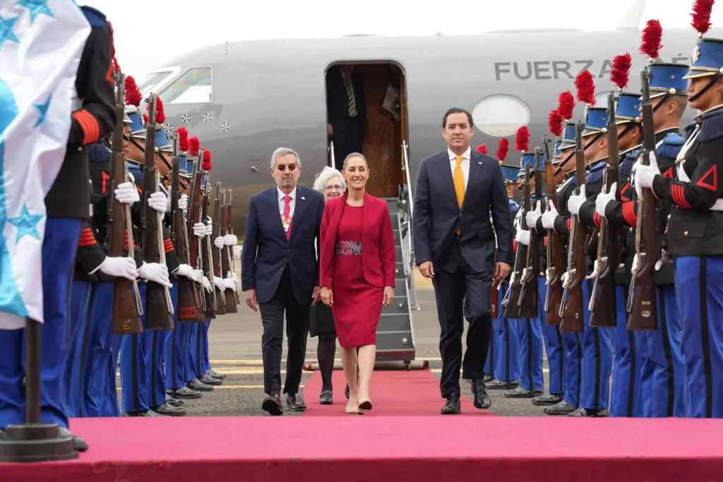 Claudia Sheinbaum Pardo, arrived today at Toncontín Airport in Tegucigalpa to attend the Community of Latin American and Caribbean States, CELAC, summit in Honduras. Photo: Presidency / Cuartoscuro / MxPA