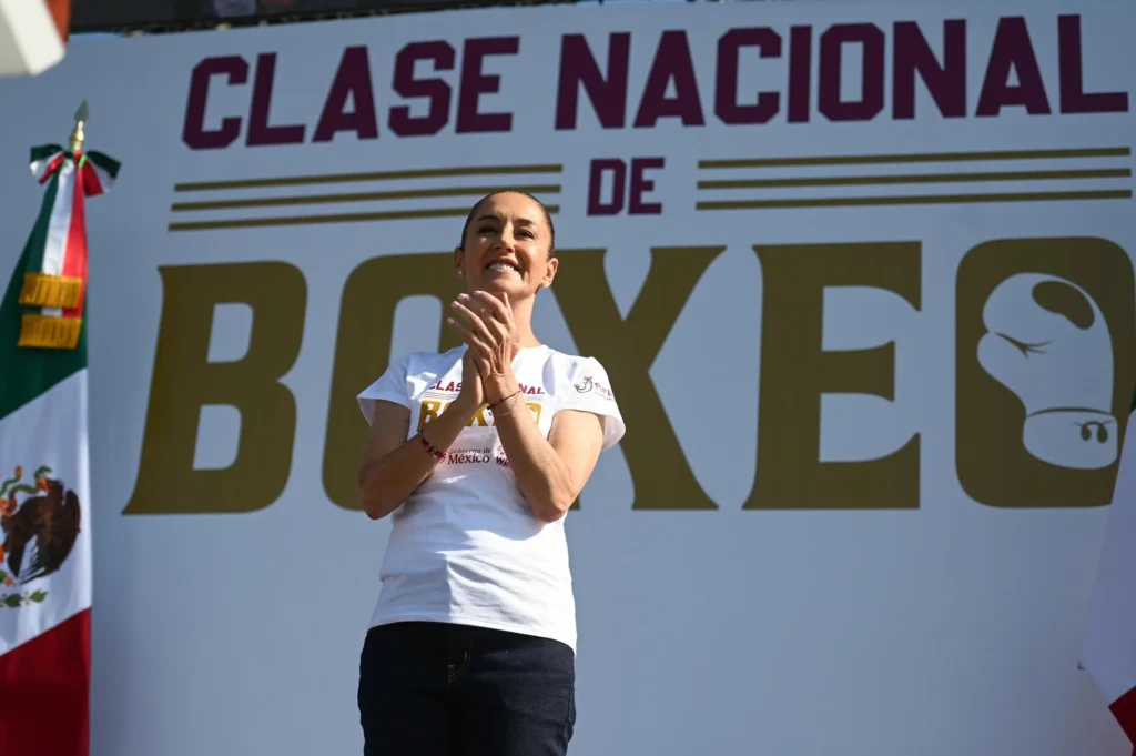 From Mexico City’s Zócalo square, President Claudia Sheinbaum Pardo led the simultaneous start of the National Boxing Class in all of the country’s public squares through a link to the 32 states. The class is part of the National Security Strategy’s pillars of attention to the underlying causes of crime. Photo: Courtesy / MxPA