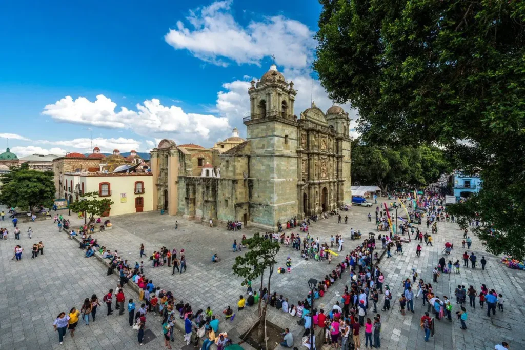 According to the federal government's expectations, 14.7 million tourists during this holiday period for Holy Week and Easter will arrive to Mexico, 2.1% more than in 2024. Photo: Sectur