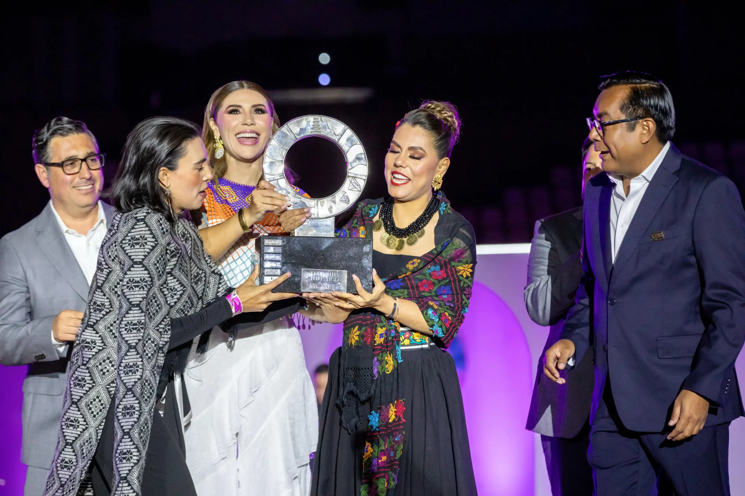 Mexico’s Minister of Tourism Josefina Rodríguez Zamora led the handover ceremony to the state of Guerrero, detailing that the next Tianguis Turístico fair will take place from April 27 to 30, 2026. Photo: Ministry of Tourism