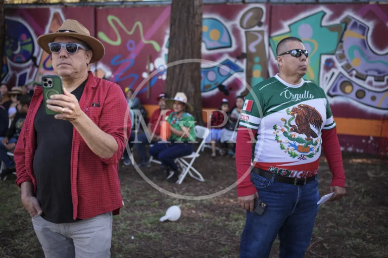 Latinos Celebrate Cinco de Mayo in East Palo Alto, California — photo 16
