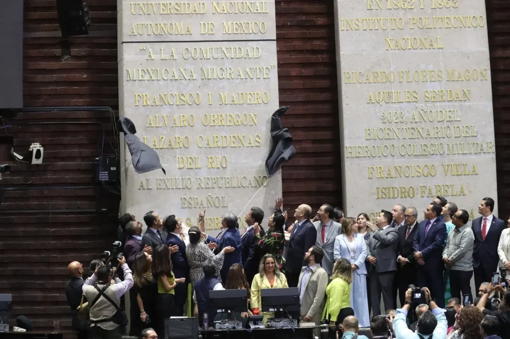 On Tuesday, April 29, the phrase “To the Mexican Migrant Community” was unveiled in golden letters on the Wall of Honor in the session hall of Mexico’s Chamber of Deputies.
