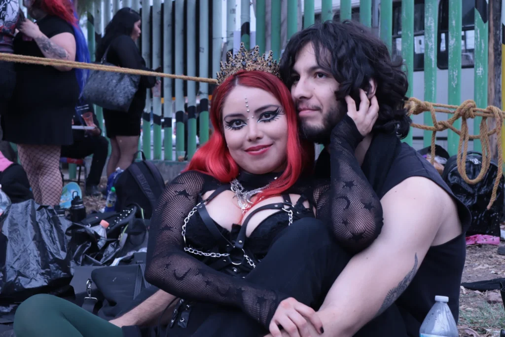 A couple shares a hug while enjoying the show at the Tlahuac Lighthouse. Tlahuac, Mexico City, May 17, 2025. Hans Leguízamo / MXPA