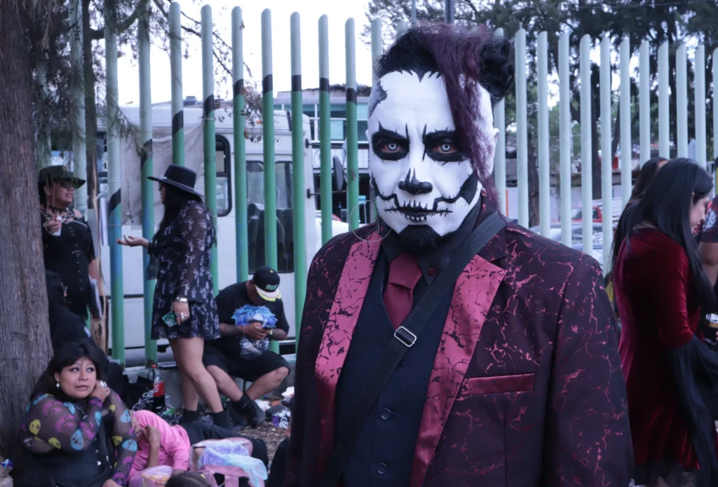 Attendees braved the heat by wearing dark clothing and some wearing makeup for the occasion. Tlahuac, Mexico City, May 17, 2025. Hans Leguízamo / MXPA