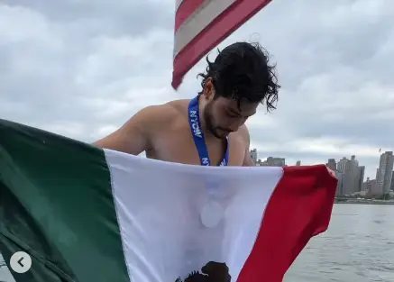 Mexican swimmer David Olvera, has made history by setting a new World and Guinness Record for the fastest open water swim around Manhattan Island in New York City.