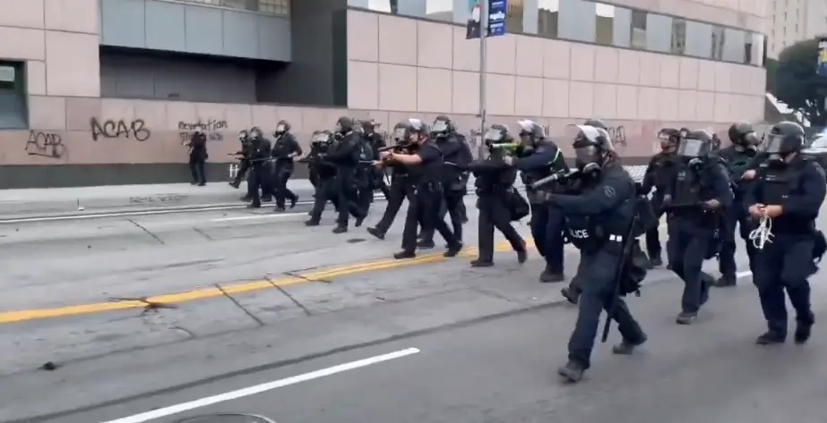 Mexican politicians, commentators, and journalists revealed their servile spirit in response to the demonstrations in the streets of Los Angeles against the persecution carried out by the state under Donald Trump.