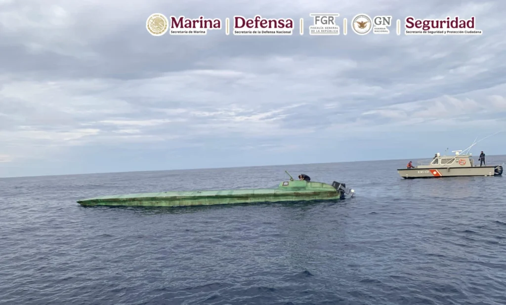 The illicit cargo and vessel were seized, and the detained crew members were handed over to the Public Prosecutor's Office at the FGR, which will determine their legal status in order to compile the corresponding investigation files. Photo: X @SEMAR_mx