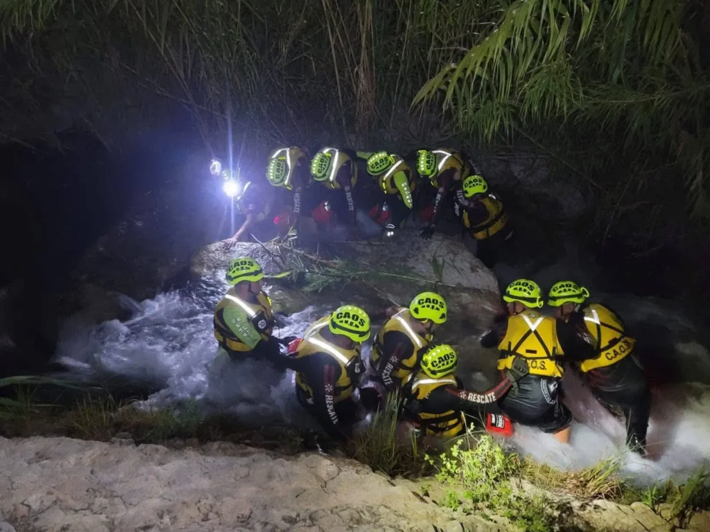 Working in close collaboration with the Mountain Home Volunteer Fire Dept., the Mexican team is actively participating in search and rescue operations. Photo: Facebook Dirección de Protección Civil y Bomberos de Acuña, Coahuila 