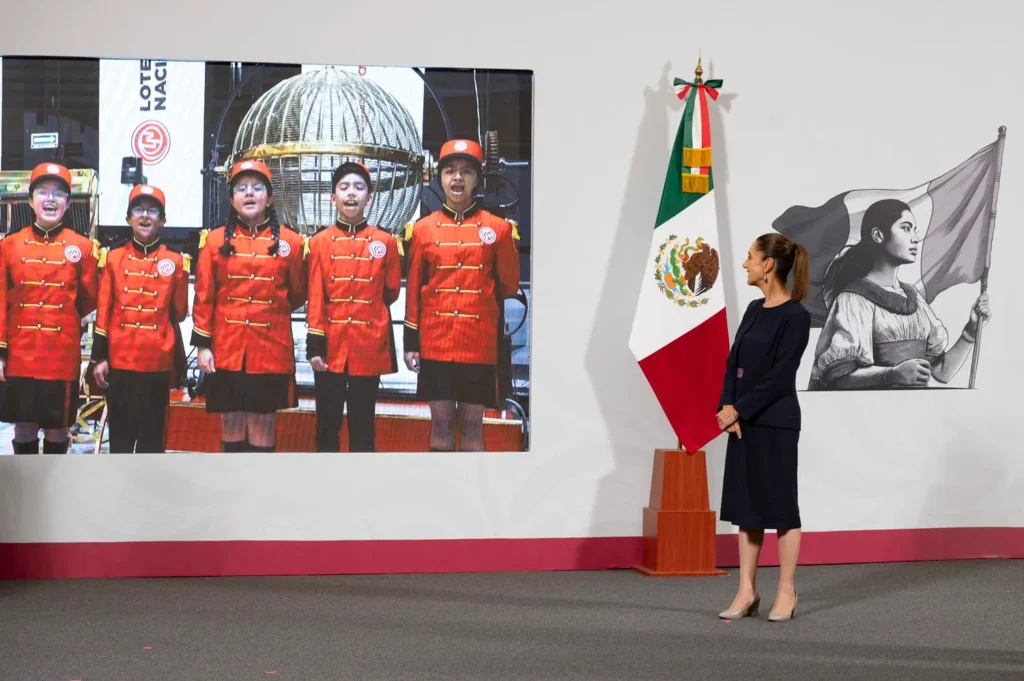 As part of the ceremony, the traditional niños gritones (children who shout the winning numbers) led a cheer: