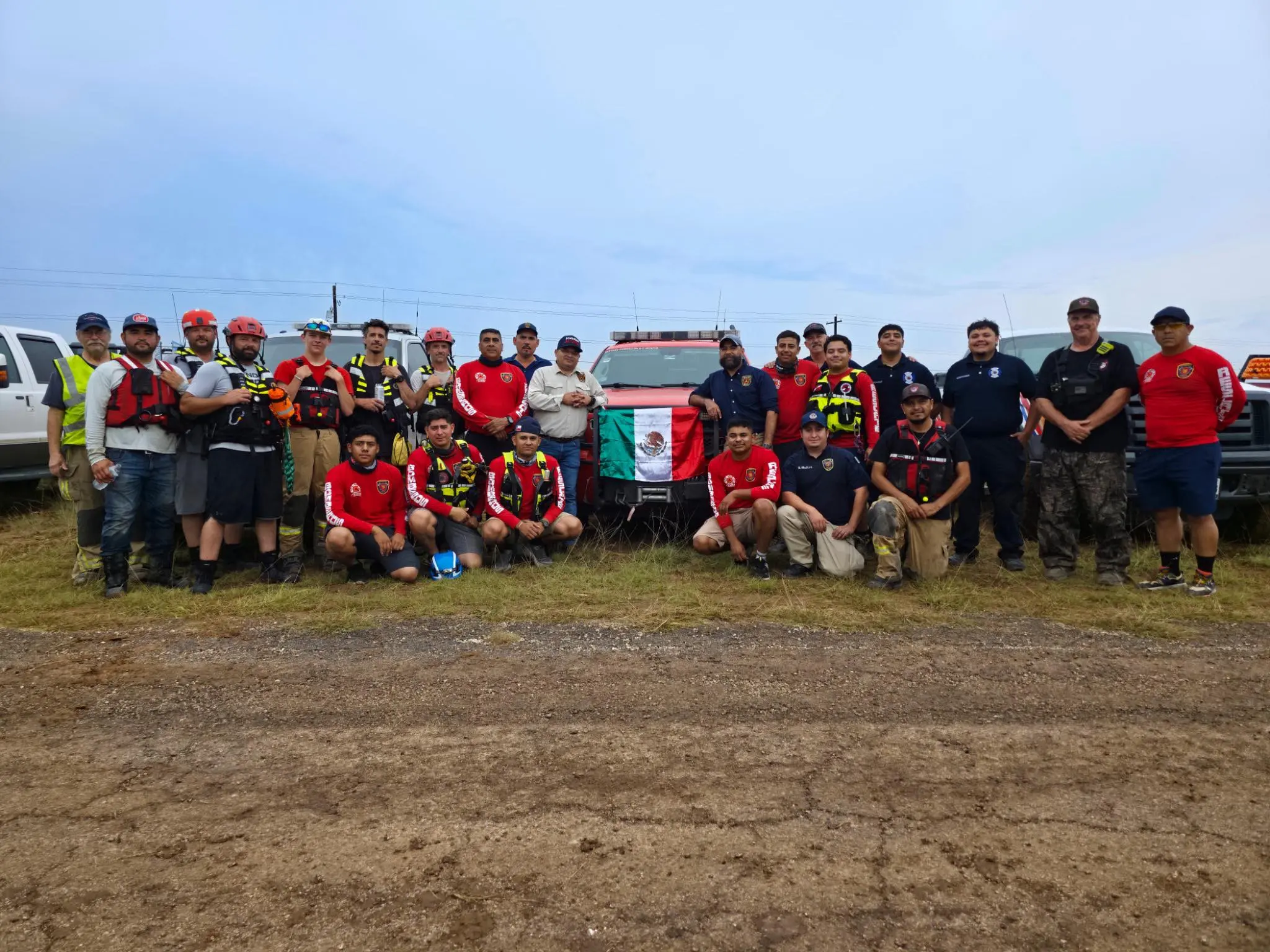 Groups of Mexican rescuers have arrived in Texas to assist the thousands of residents affected by the floods that began the night of July 4. Photo: Facebook Fundación 911