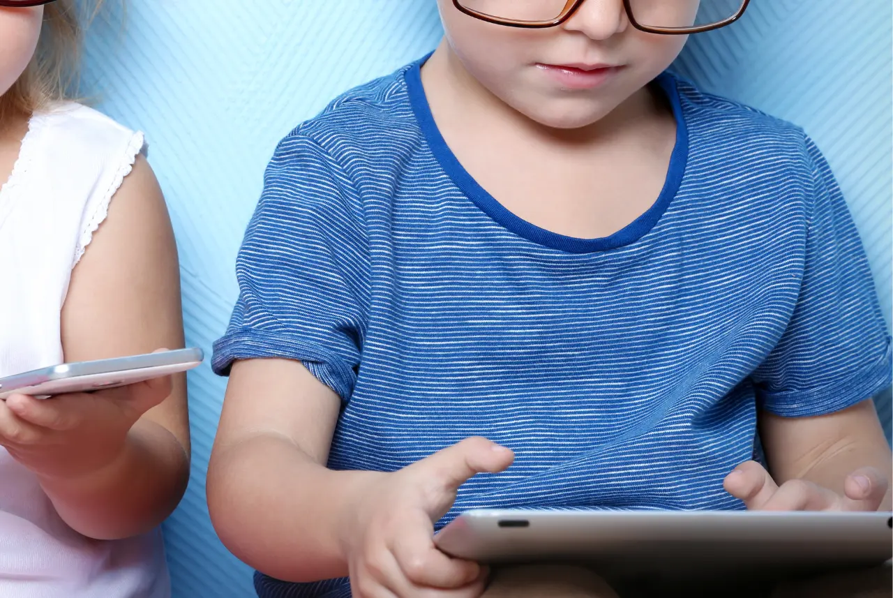 A few days ago, Reuters news agency revealed an internal report from Meta, parent company of Facebook, showing that its AI chatbots are allowed to flirt, hold provocative conversations, and even display racist attitudes in their interactions with children and teenagers.