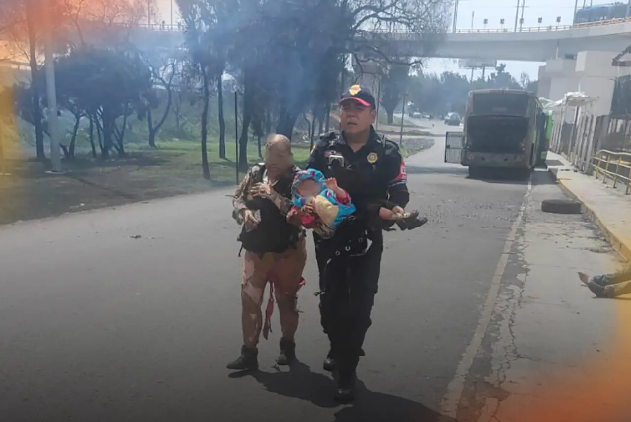 Whenever tragedy strikes, proves once again that being chingón is Mexican: the kind of people who, in the midst of pain, become one body, one entity moving in unison, full of love, aid, and resilience. Photo from social networks