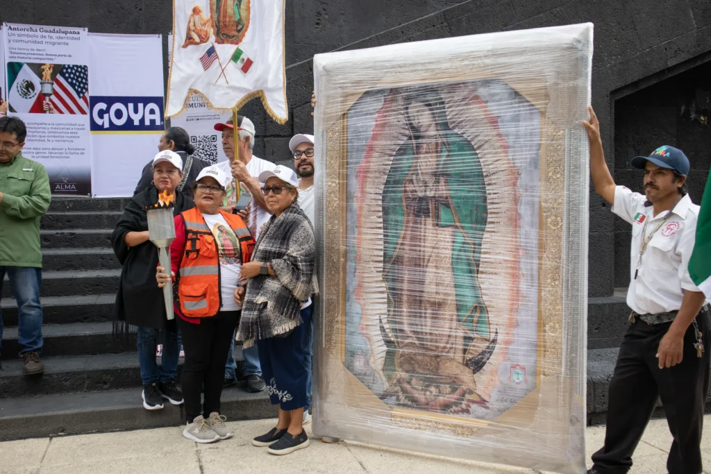 Participants in the Guadalupana Torch Run gather to take a photo and hold the torch that will cross the border. Mexico City, August 30, 2025. Hans Leguízamo / MXPA