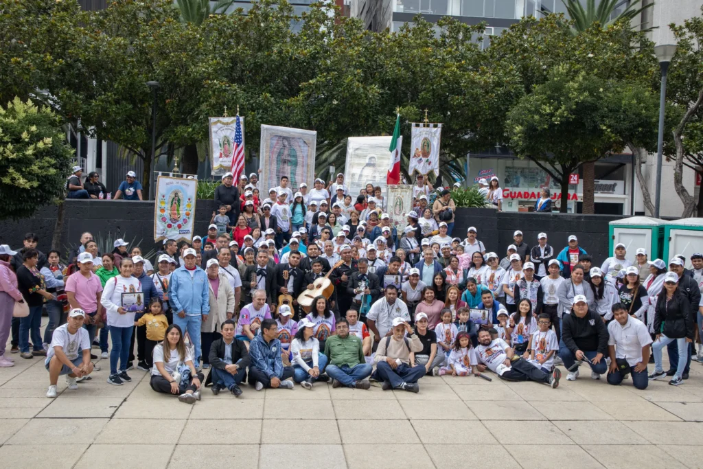 Group photo marking the start of the Guadalupe Torch Run. Mexico City, August 30, 2025. Hans Leguízamo / MXPA