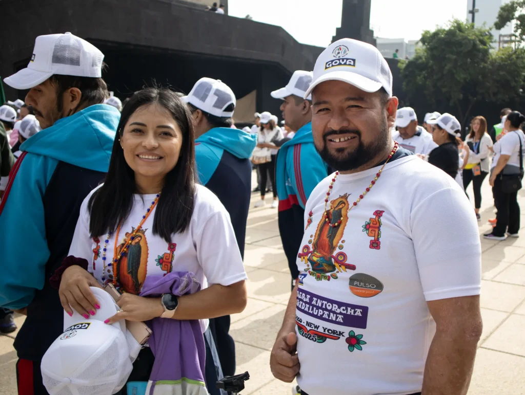 Family attending the Guadalupe Torch Race. Mexico City, August 30, 2025. Hans Leguízamo / MXPA