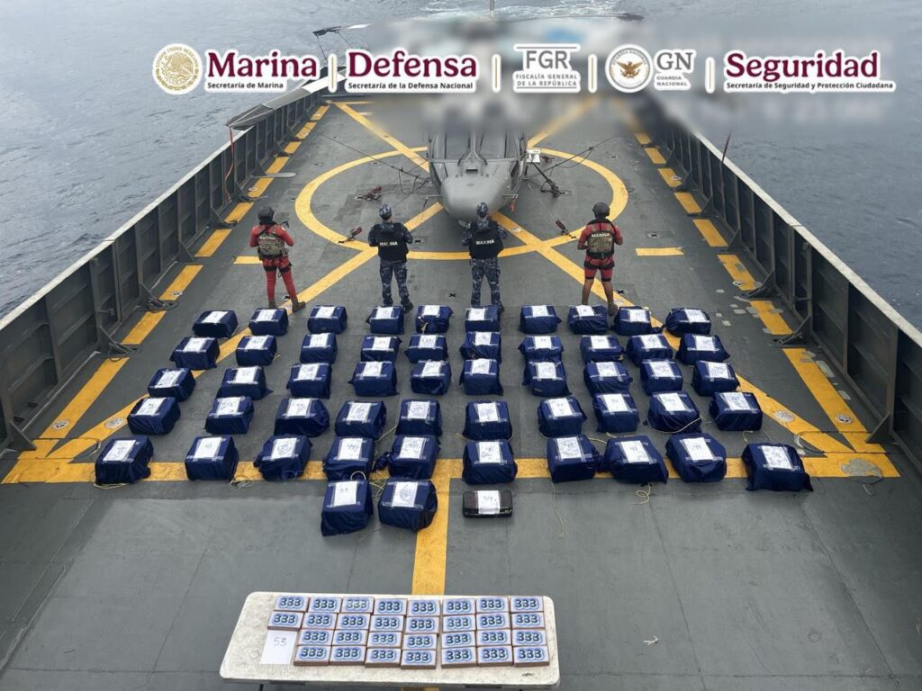 This action was carried out during maritime and aerial surveillance patrols to maintain the rule of law, in which ships and aircraft of the Mexican Navy participated, tracking identified routes of suspected vessels engaged in illegal activities. Photo: X @OHarfuch