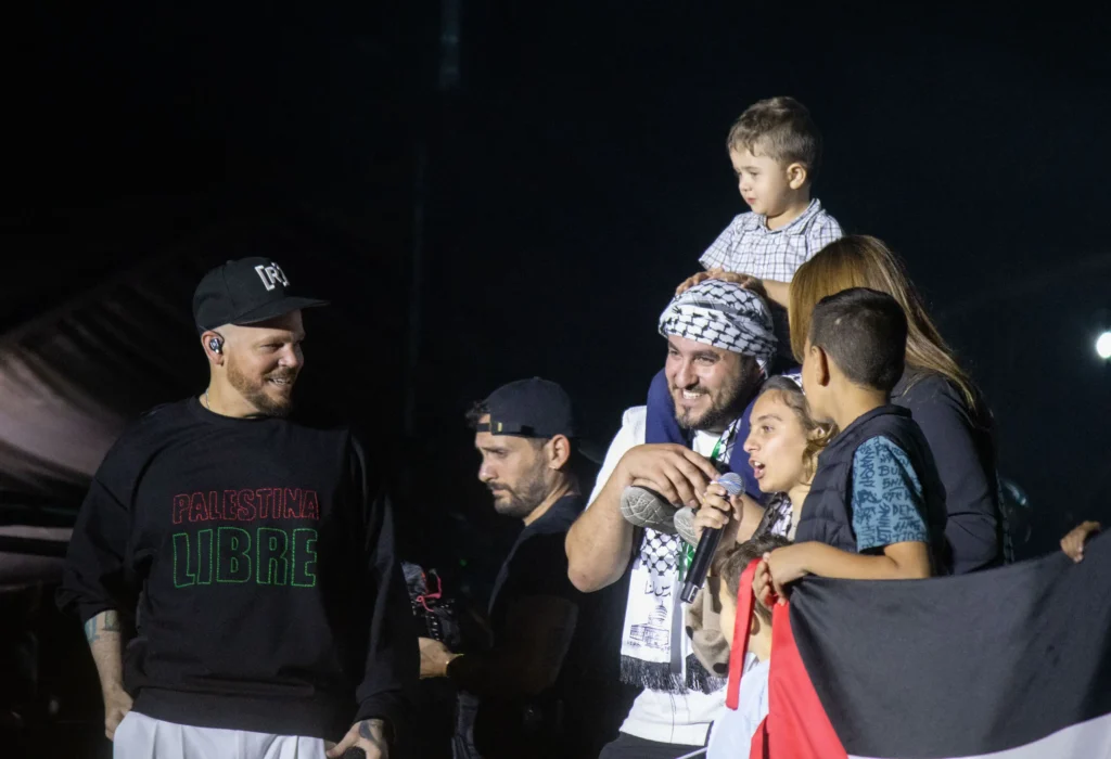 Residente invites a displaced family from Gaza onto the stage, Mexico City, September 6. Hans Leguízamo / MxPA.