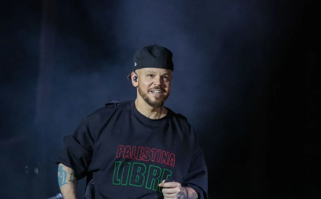 René Pérez Joglar, also known as Residente, showing a sweatshirt with the legend “Free Palestine,” Mexico City, September 6. Hans Leguízamo / MxPA.
