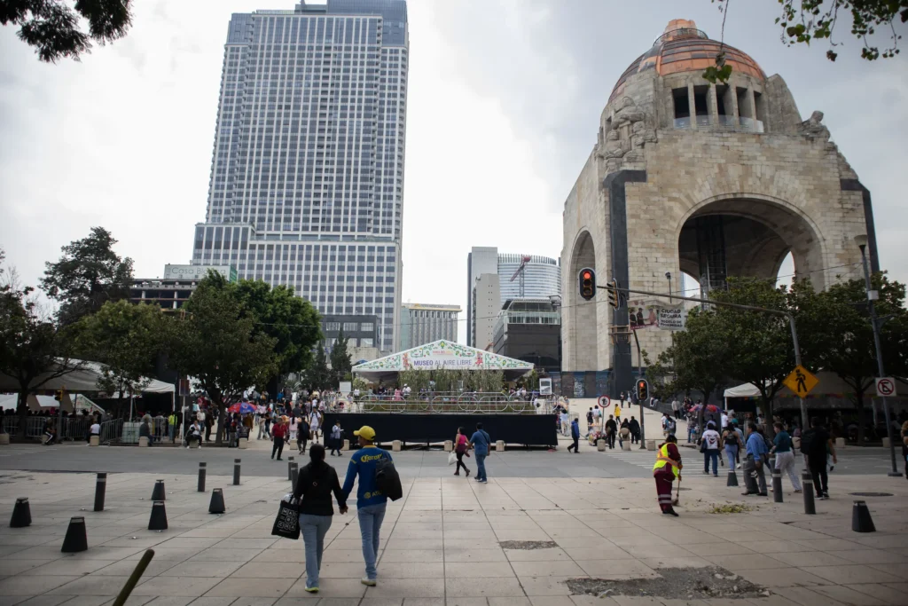 Visitors arriving at the esplanade of the Monument to the Revolution at the Corn and Agrodiversity Fair, Mexico City, September 28, 2025. Hans Leguízamo / MxPA.