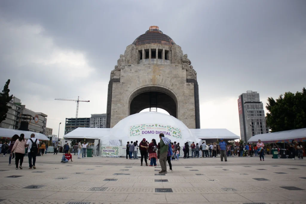 A digital dome that transforms into a giant concave screen inside to project educational videos. Mexico City, September 28, 2025. Hans Leguízamo / MxPA.