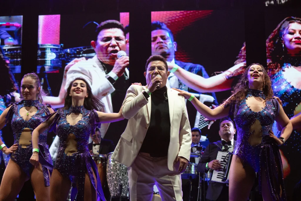 Raymundo Espinoza with the dancers who performed the closing show for the Corn Fair. Mexico City, September 28, 2025. Hans Leguízamo / MXPA.