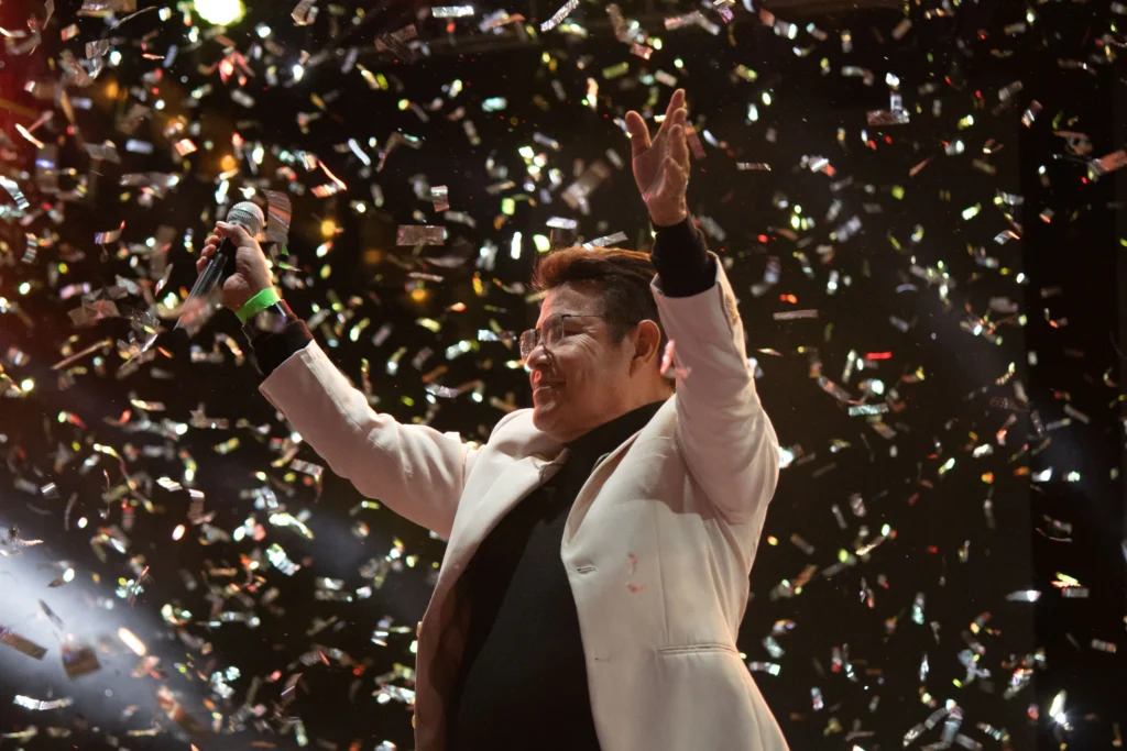 Raymundo Espinoza, vocalist of Rayito Colombiano, brings classic cumbias to the heart of Mexico City. Mexico City, September 28, 2025. Hans Leguízamo / MxPA.