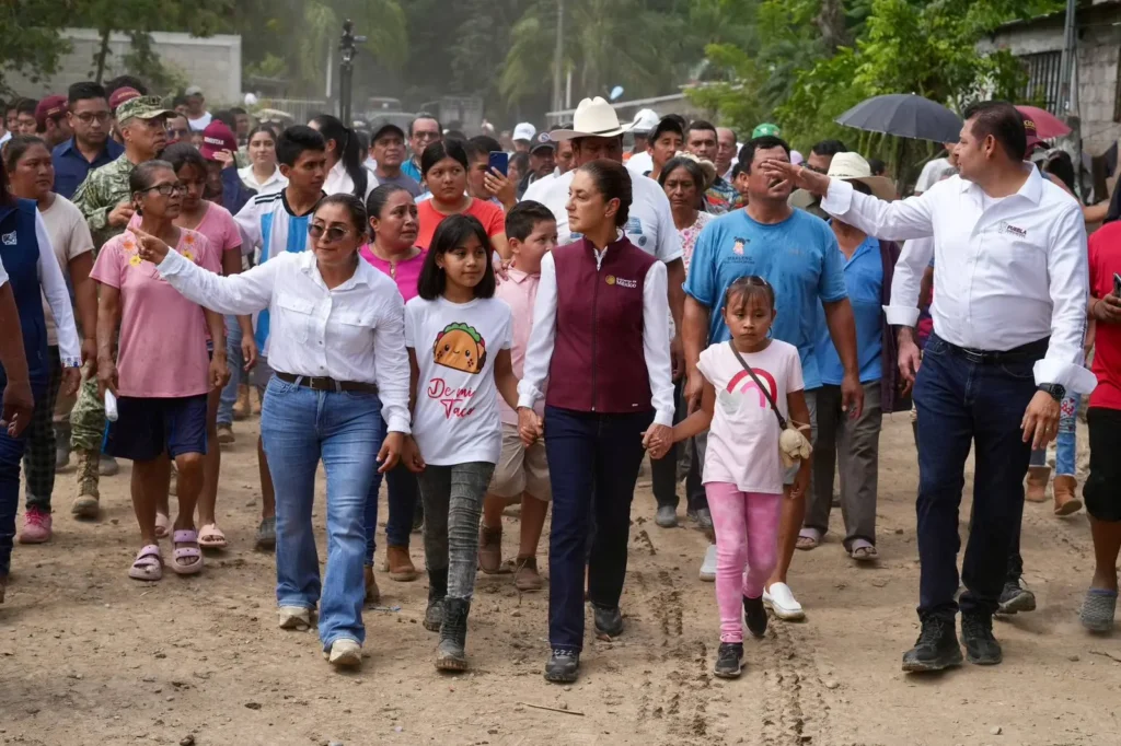 This weekend, Mexican President Claudia Sheinbaum Pardo continued touring the areas affected by last week’s heavy rains and flooding. Photo: Government of Mexico.