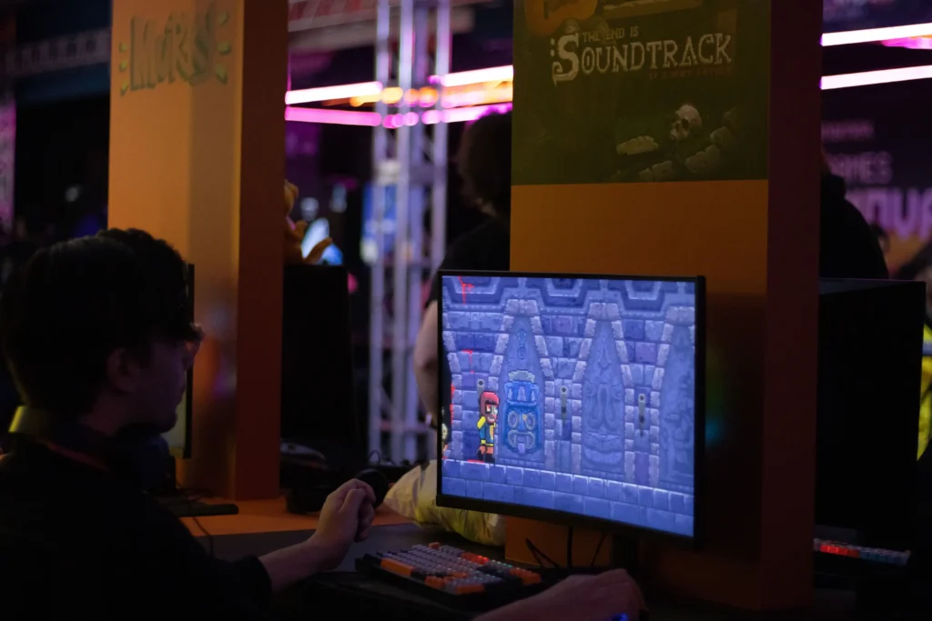 Assistant testing the video game The end is nahual: If I may say so Mexico City. October 4, 2025. Hans Leguízamo/MxPA.