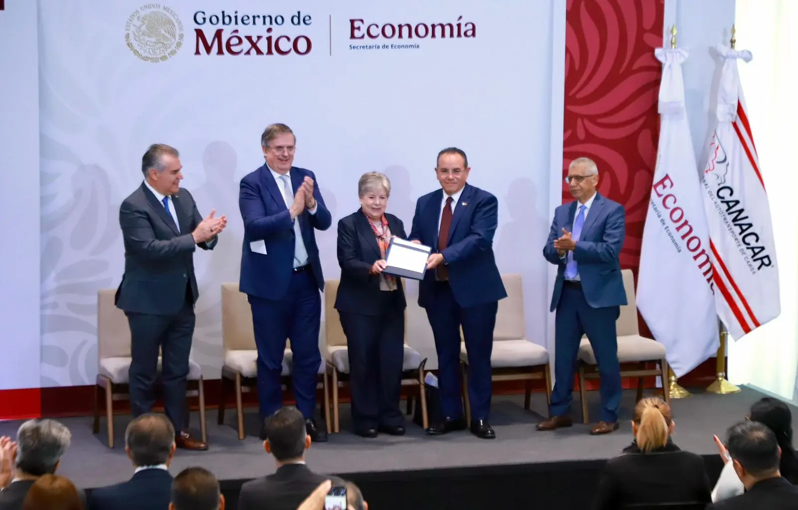 The Ministry of Environment and Natural Resources (Semarnat) and the Ministry of Economy announced an agreement prohibiting imports of vehicles that fail to comply with Mexico’s environmental regulations. Photo: X @aliciabarcena