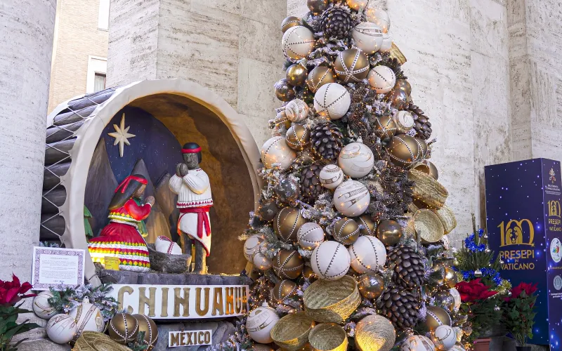 The Rarámuri Nativity scene drew attention from the very beginning. Its figures, made with traditional materials and a deliberately austere aesthetic, seemed to emerge from the earth itself. Photo: Government of Chihuahua