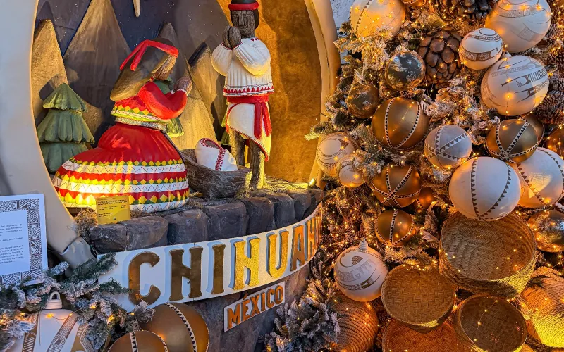 The Rarámuri figures, reinterpreting Mary, Joseph and the Baby Jesus, offered an intimate, silent scene, as if carrying with them the cold wind of the Sierra. Photo: Government of Chihuahua