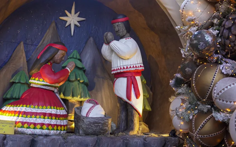 The earthy colors, the textures evoking wood and stone, and the serenity of the faces conveyed a distinct spirituality rooted in the Tarahumara canyons and mountains. Photo: Government of Chihuahua