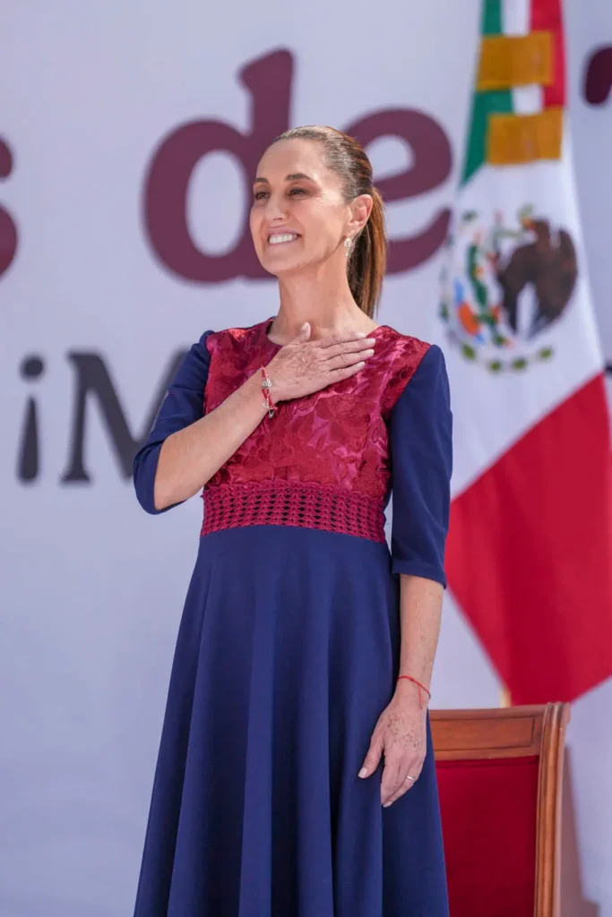 The U.S. newspaper The New York Times has included Mexico’s president, Claudia Sheinbaum, on its list of the 67 Most Stylish People of 2025, highlighting the way she blends sophisticated silhouettes with Indigenous embroidery and traditional Mexican textiles. Photo: Government of Mexico