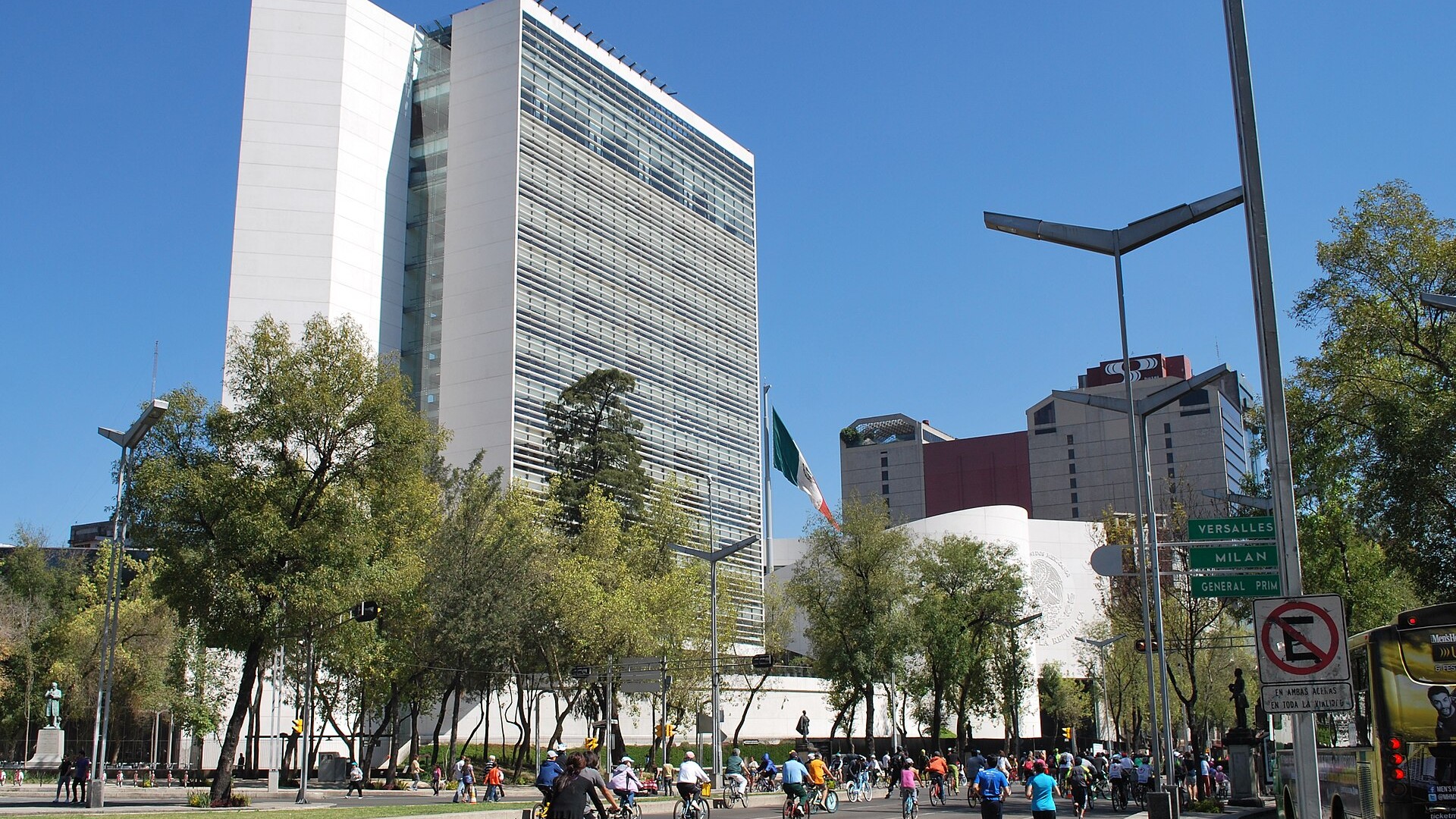 Contactless payment terminal beside peso bills illustrating Mexico digital payments law