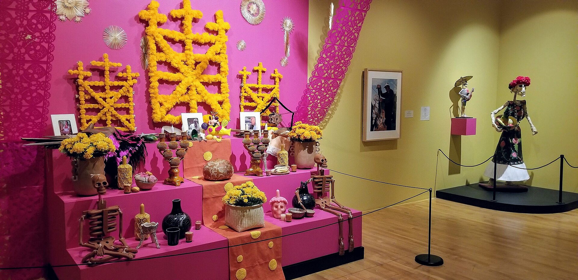 Ofrendas del Día de Muertos con arcos de cempasúchil en el Museo Nacional de Arte Mexicano en Pilsen, Chicago