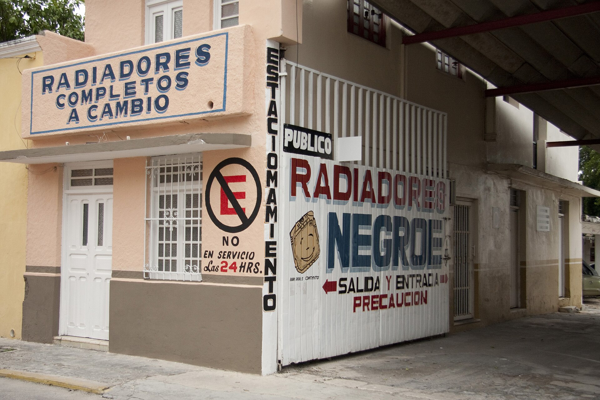 Letreros de tiendas pintados a mano en una esquina de Mérida, Yucatán