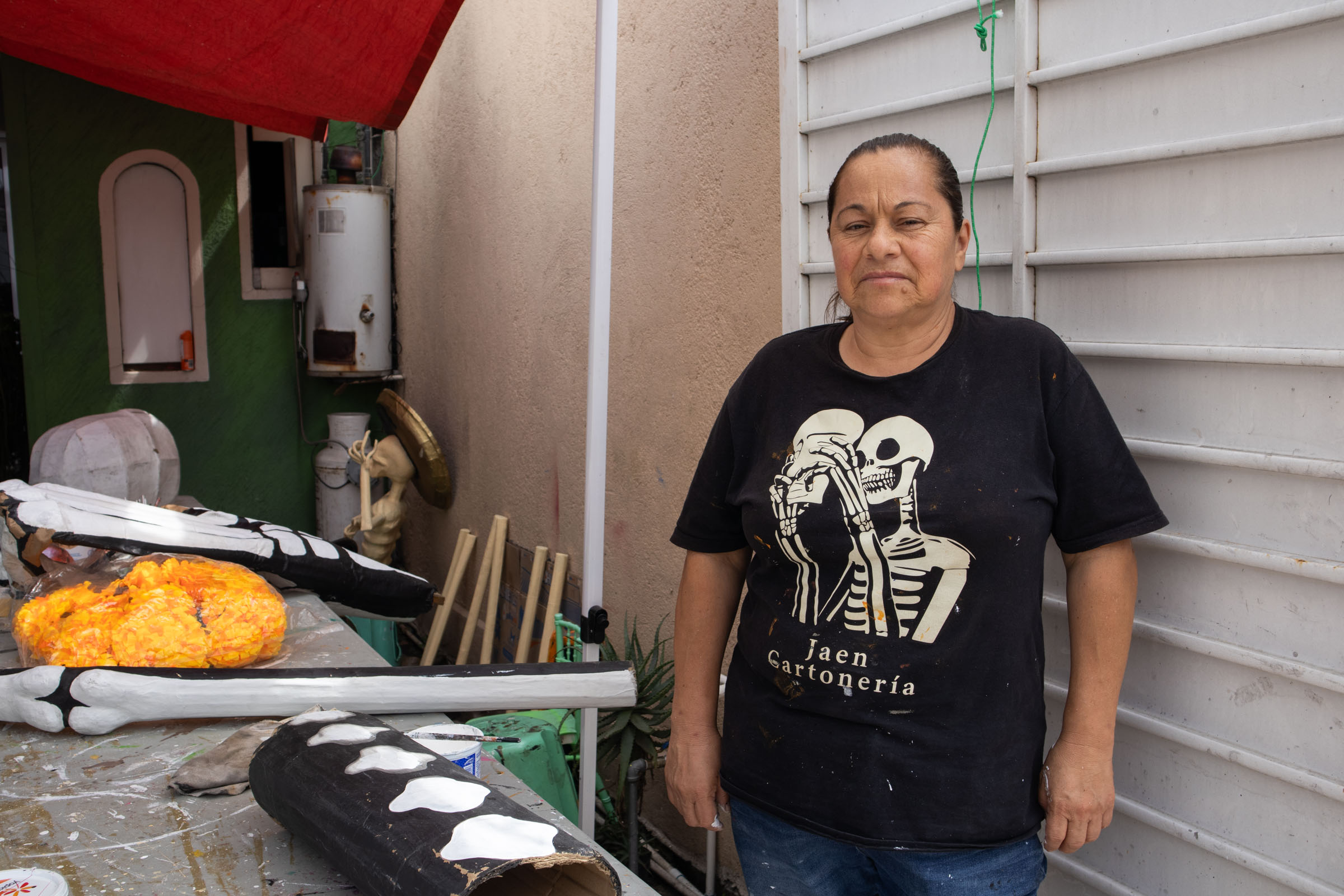 Reina Velázquez frente a su taller Jaén Cartonería en la Alcaldía Tláhuac. México, 24 de octubre, 2026. Hans Leguízamo / MxPA