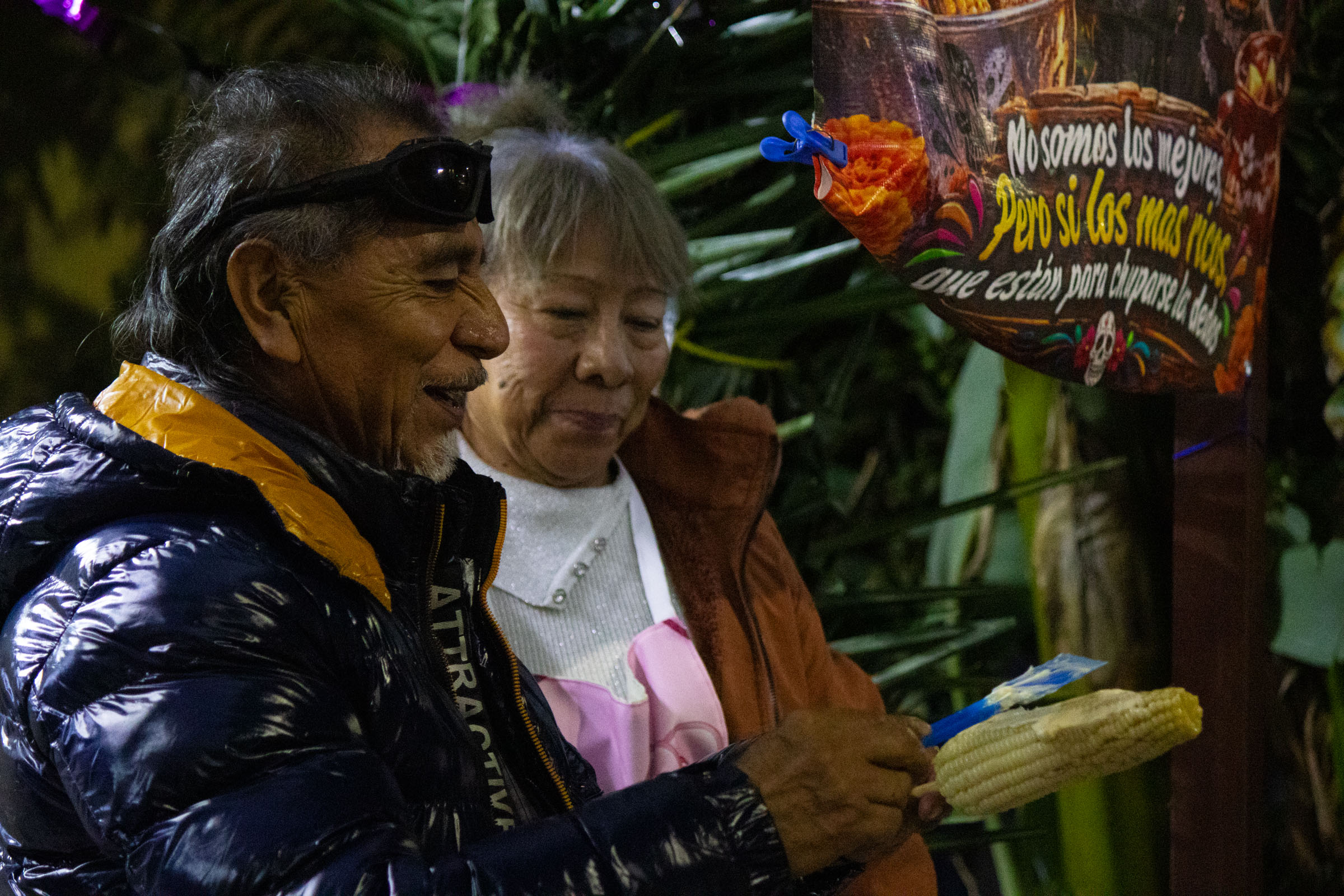 Pareja vende elotes en la fiesta de Calaveras Gigantes en la Alcaldía Tláhuac. México, 25 de octubre, 2026. Hans Leguízamo / MxPA